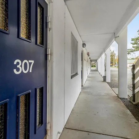 Apartamento 1 Bedroom Awesome In *